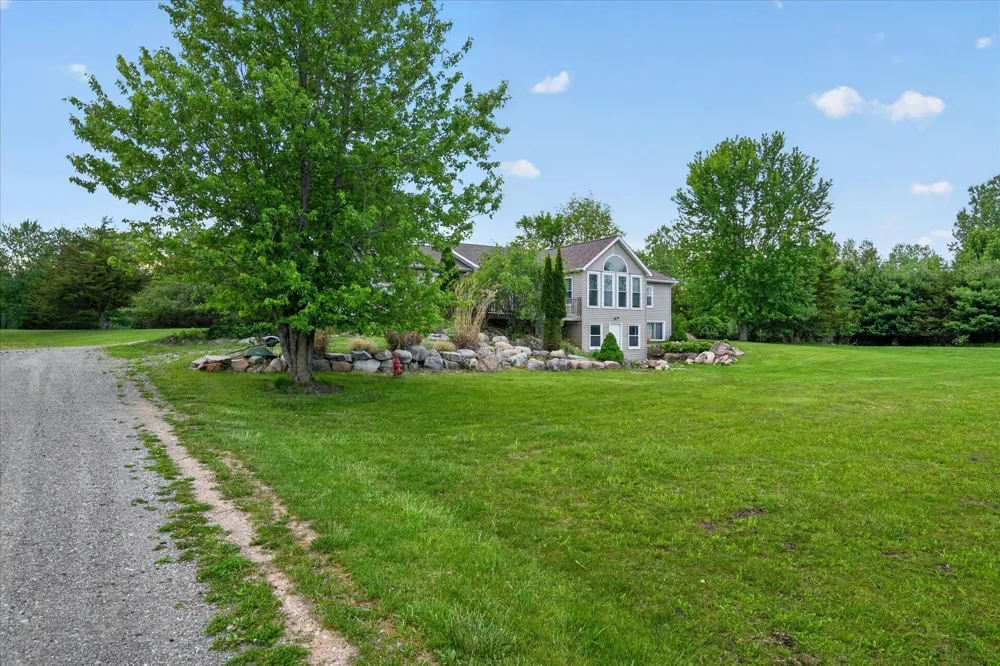 5569 S Corey Road Perry, MI 48872