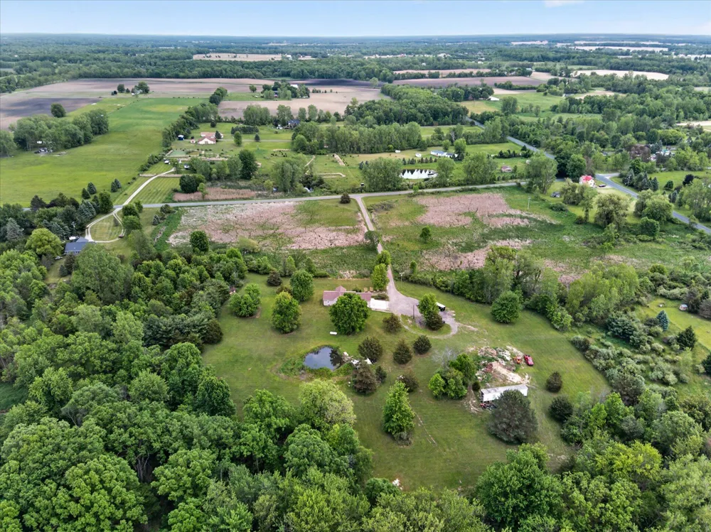 5569 S Corey Road Perry, MI 48872