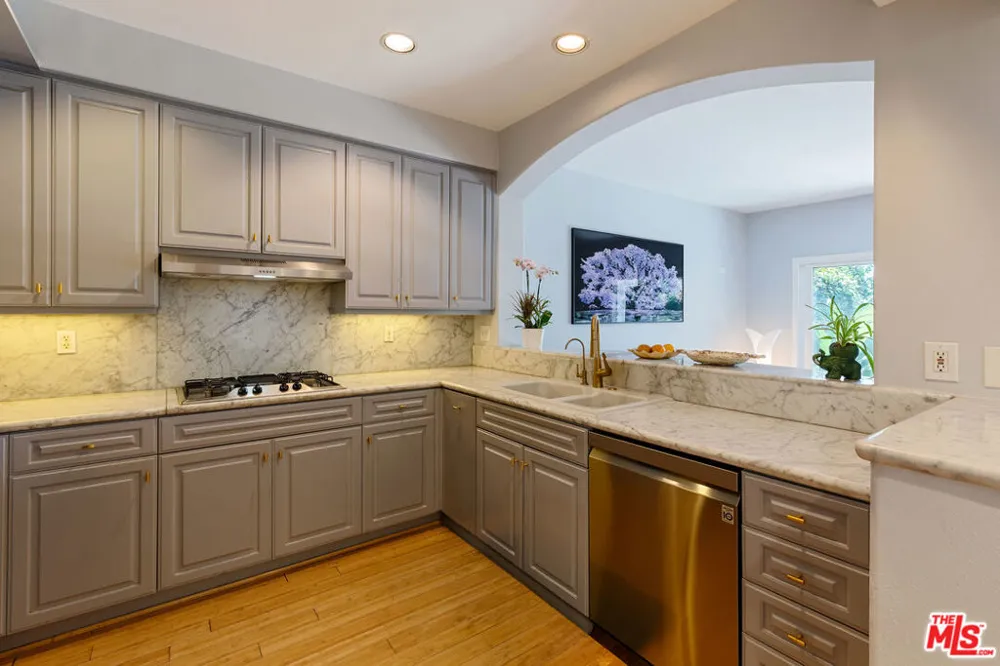 6435 Zumirez Drive #14 Malibu, CA 90265