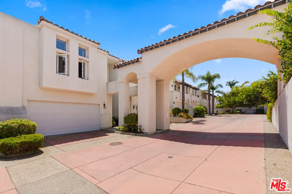 6435 Zumirez Drive #14 Malibu, CA 90265