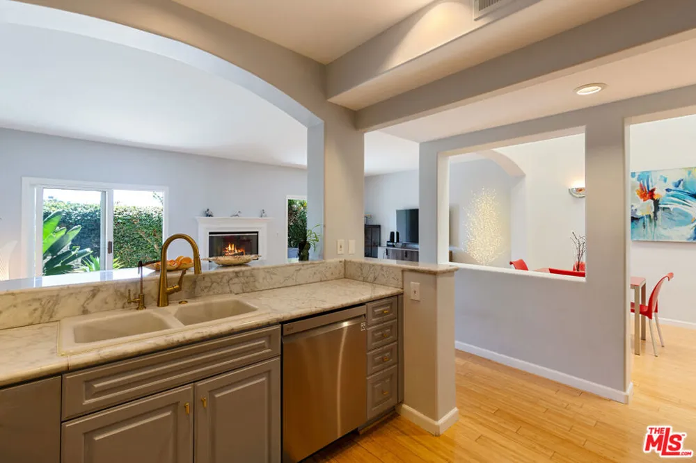 6435 Zumirez Drive #14 Malibu, CA 90265
