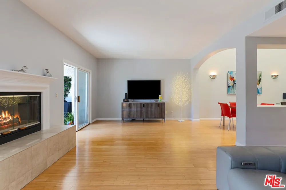 6435 Zumirez Drive #14 Malibu, CA 90265
