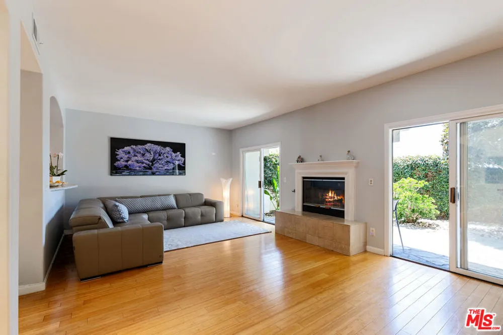 6435 Zumirez Drive #14 Malibu, CA 90265
