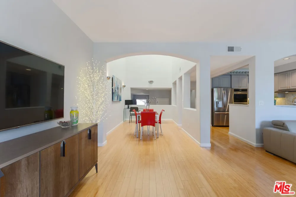 6435 Zumirez Drive #14 Malibu, CA 90265