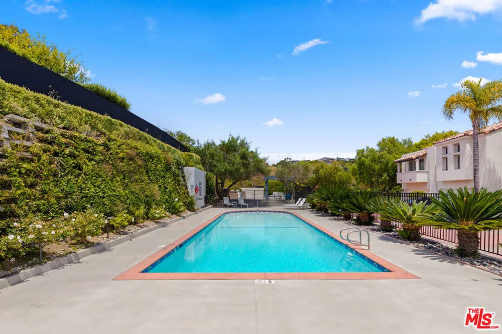 6435 Zumirez Drive #14 Malibu, CA 90265