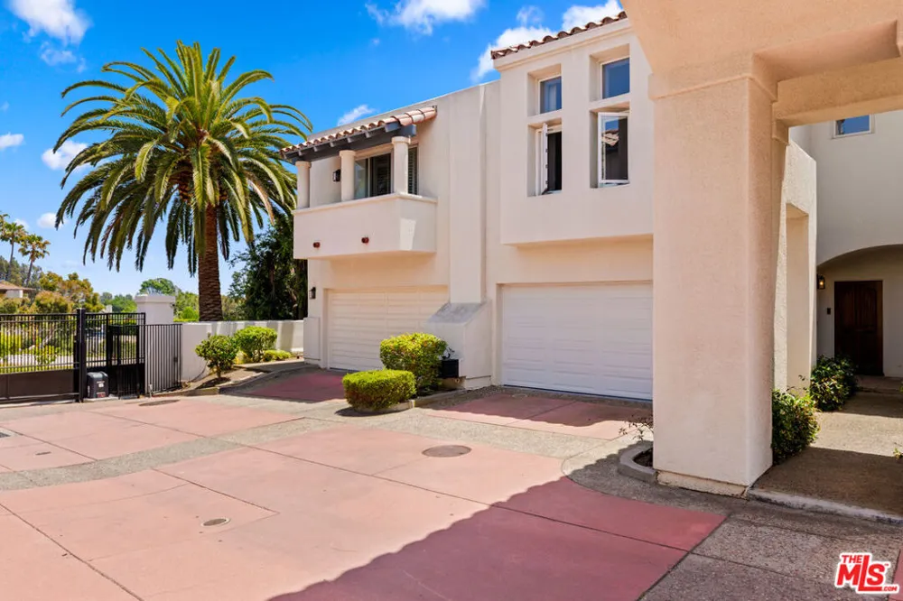 6435 Zumirez Drive #14 Malibu, CA 90265
