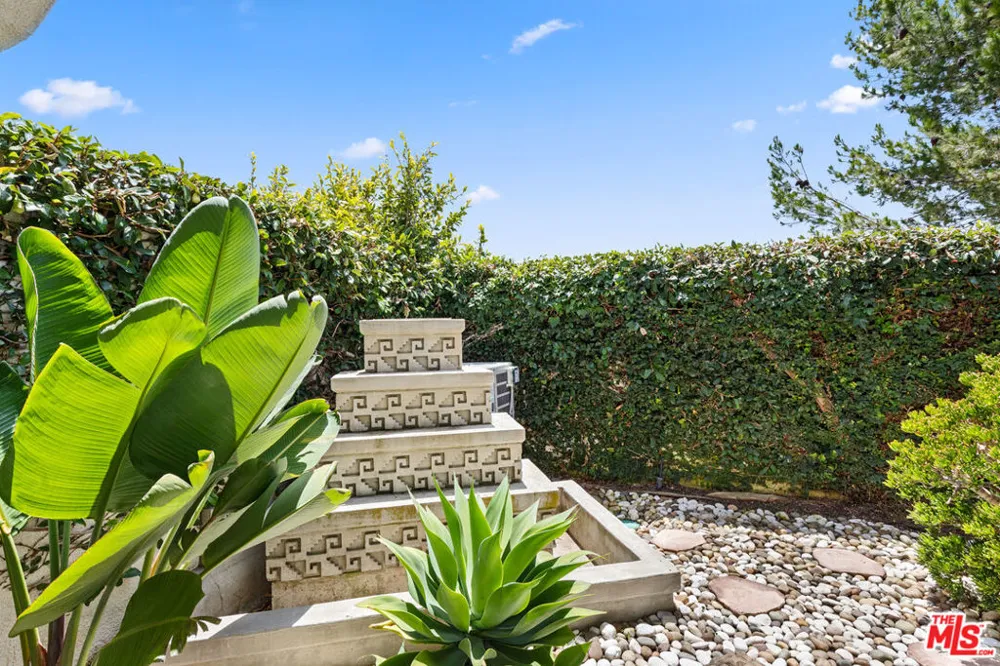6435 Zumirez Drive #14 Malibu, CA 90265