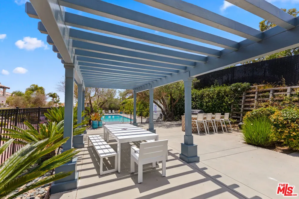 6435 Zumirez Drive #14 Malibu, CA 90265
