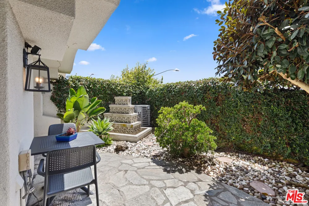 6435 Zumirez Drive #14 Malibu, CA 90265