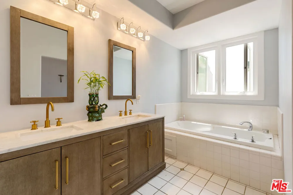 6435 Zumirez Drive #14 Malibu, CA 90265
