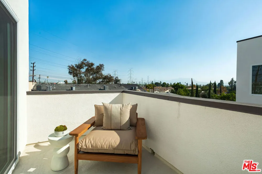 11222 W Victory Boulevard #2 North Hollywood, CA 91606