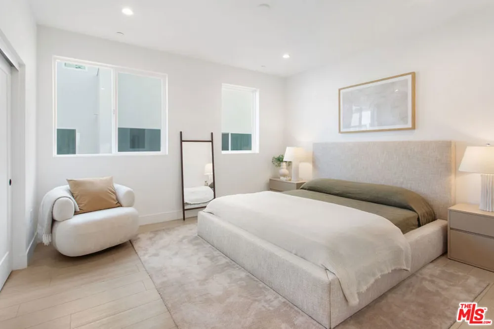 11222 W Victory Boulevard #2 North Hollywood, CA 91606