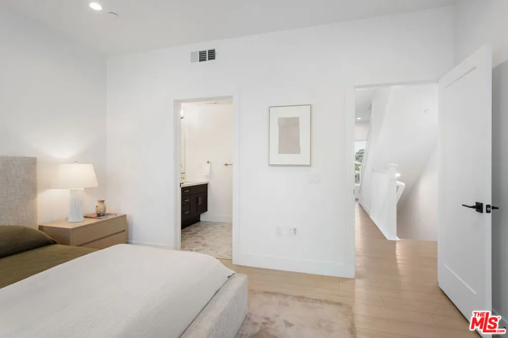 11222 W Victory Boulevard #2 North Hollywood, CA 91606