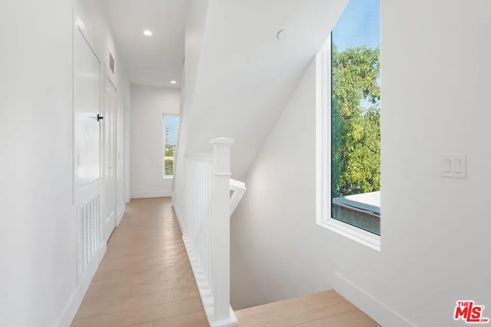 11222 W Victory Boulevard #2 North Hollywood, CA 91606