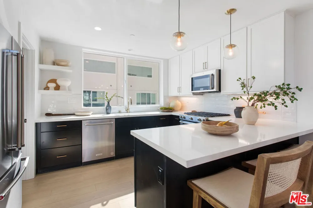 11222 W Victory Boulevard #2 North Hollywood, CA 91606
