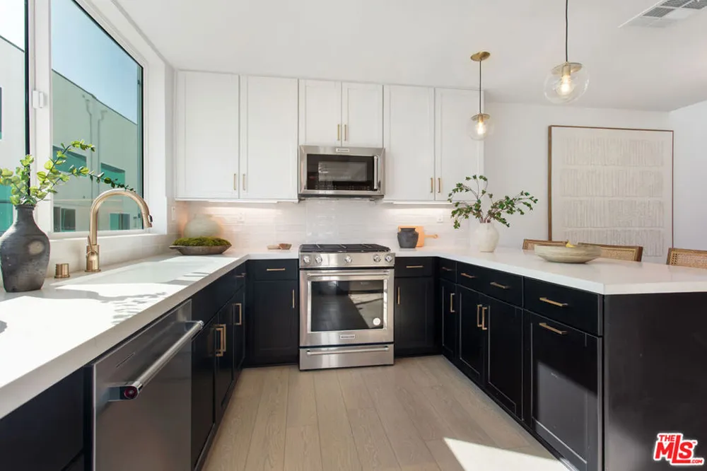 11222 W Victory Boulevard #2 North Hollywood, CA 91606