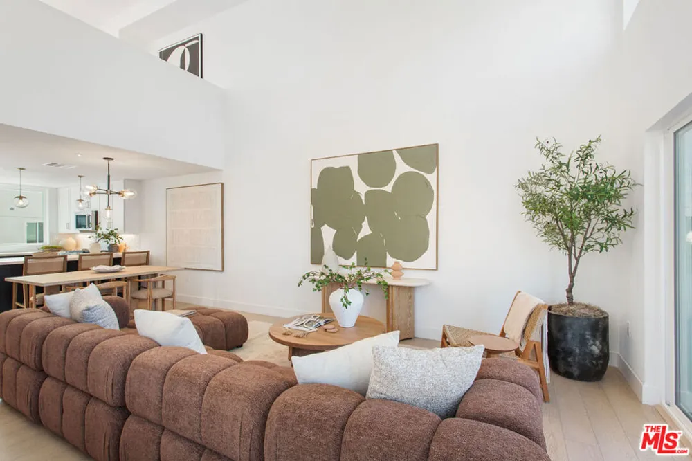 11222 W Victory Boulevard #2 North Hollywood, CA 91606