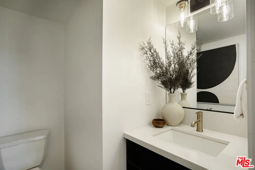 11222 W Victory Boulevard #2 North Hollywood, CA 91606
