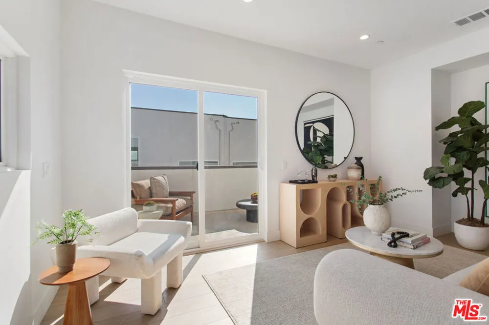 11222 W Victory Boulevard #2 North Hollywood, CA 91606