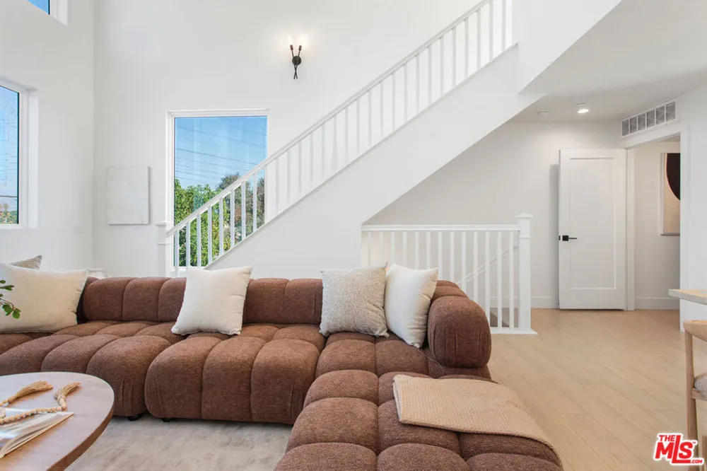 11222 W Victory Boulevard #2 North Hollywood, CA 91606