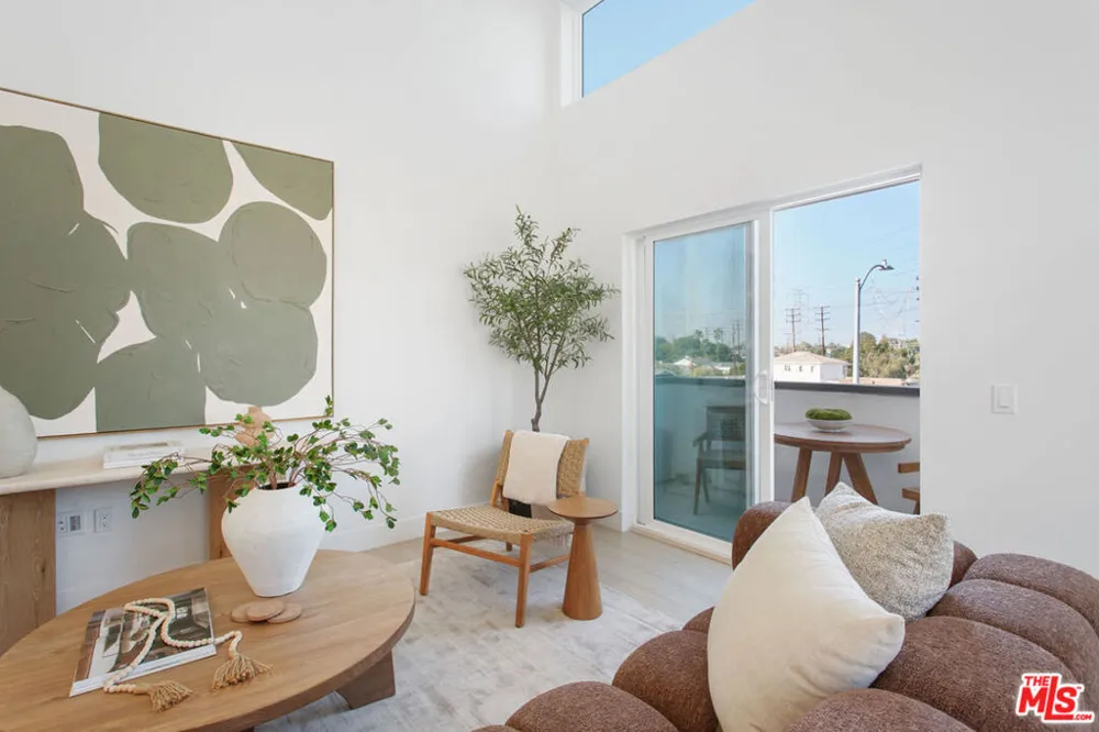 11222 W Victory Boulevard #2 North Hollywood, CA 91606