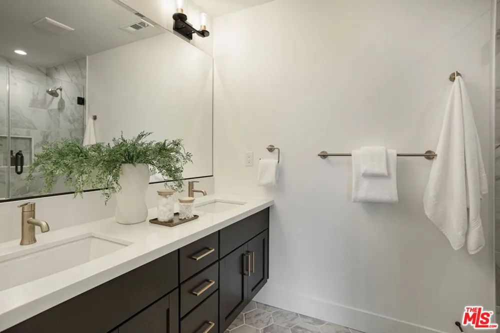 11222 W Victory Boulevard #2 North Hollywood, CA 91606