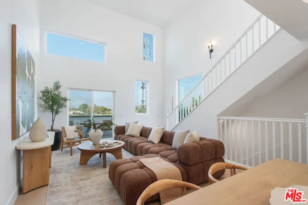 11222 W Victory Boulevard #2 North Hollywood, CA 91606