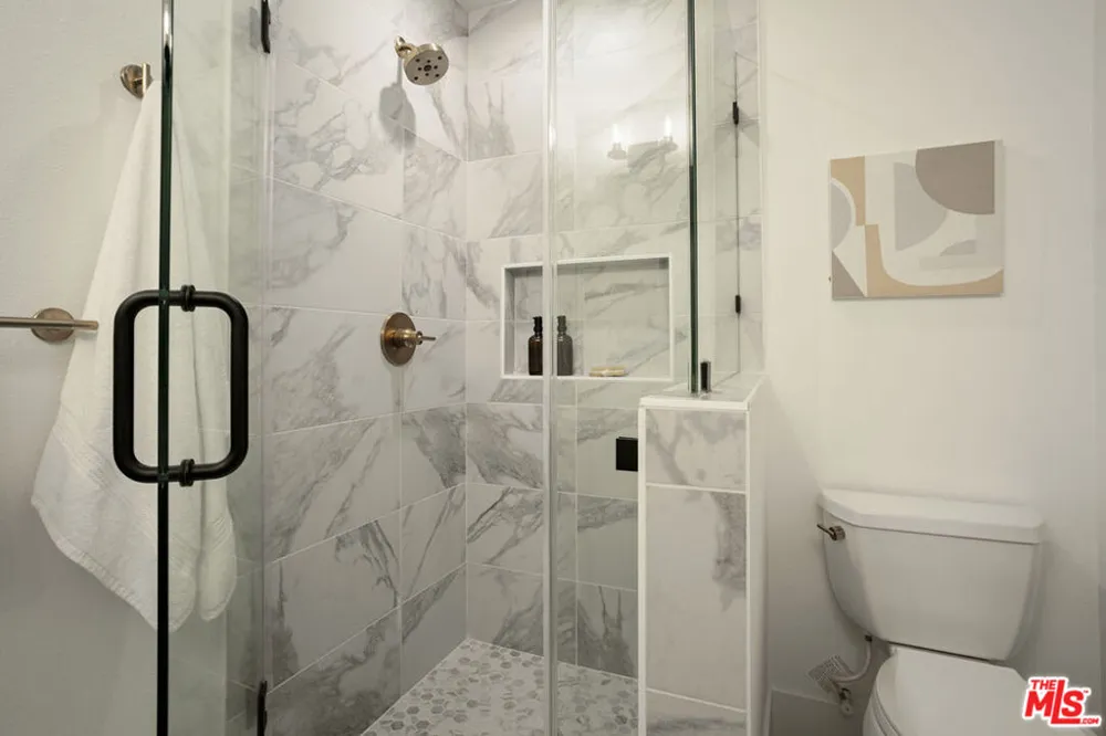 11222 W Victory Boulevard #2 North Hollywood, CA 91606