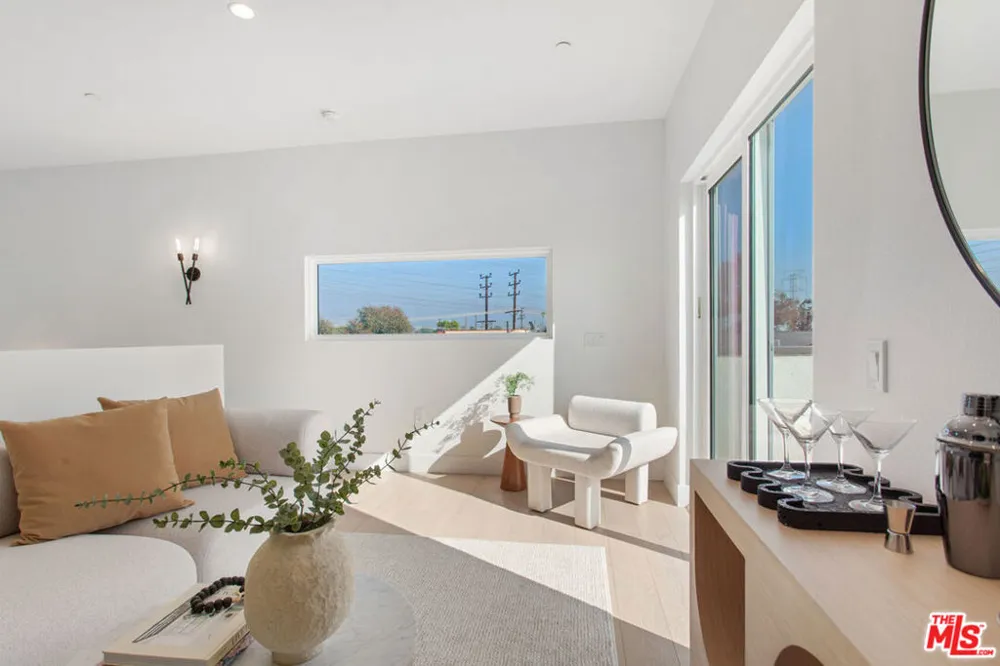 11222 W Victory Boulevard #2 North Hollywood, CA 91606