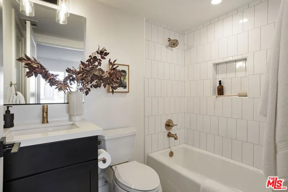 11222 W Victory Boulevard #2 North Hollywood, CA 91606