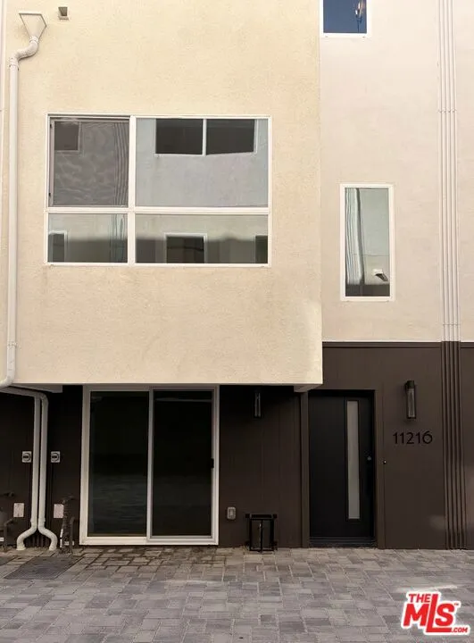 11222 W Victory Boulevard #2 North Hollywood, CA 91606