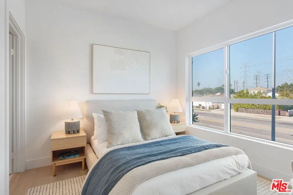 11222 W Victory Boulevard #2 North Hollywood, CA 91606