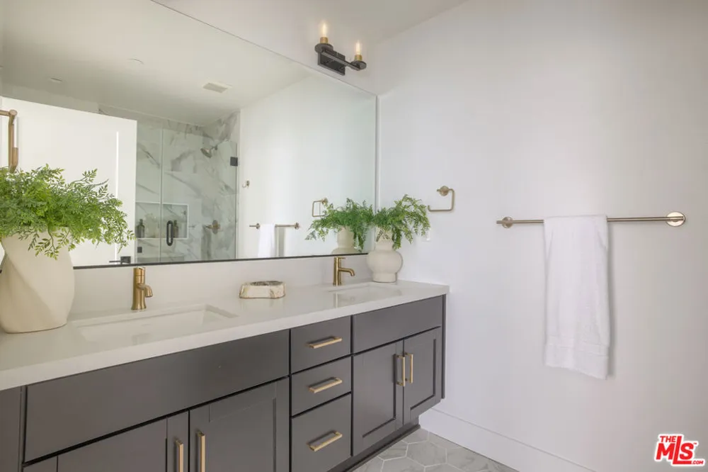 11222 W Victory Boulevard #2 North Hollywood, CA 91606