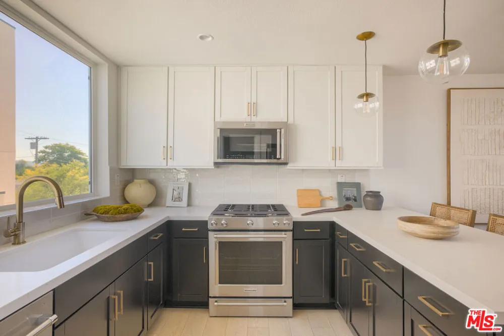 11222 W Victory Boulevard #2 North Hollywood, CA 91606