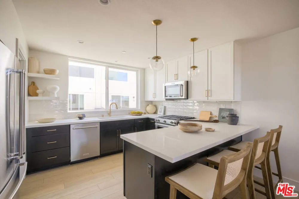 11222 W Victory Boulevard #2 North Hollywood, CA 91606