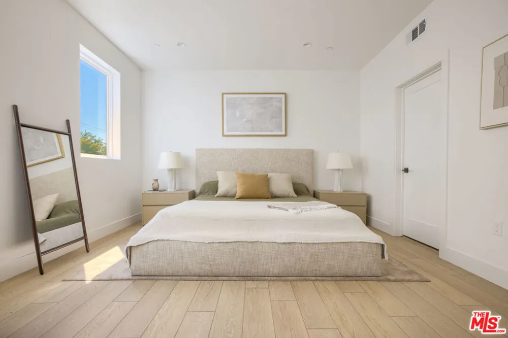 11222 W Victory Boulevard #2 North Hollywood, CA 91606