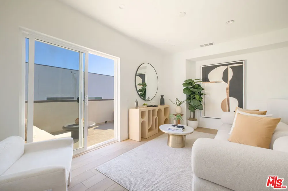 11222 W Victory Boulevard #2 North Hollywood, CA 91606