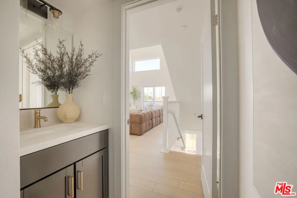 11222 W Victory Boulevard #2 North Hollywood, CA 91606