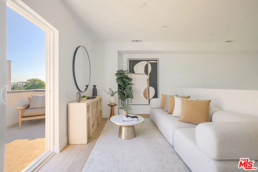 11222 W Victory Boulevard #2 North Hollywood, CA 91606