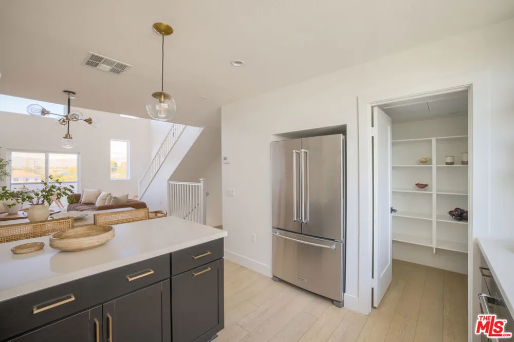 11222 W Victory Boulevard #2 North Hollywood, CA 91606