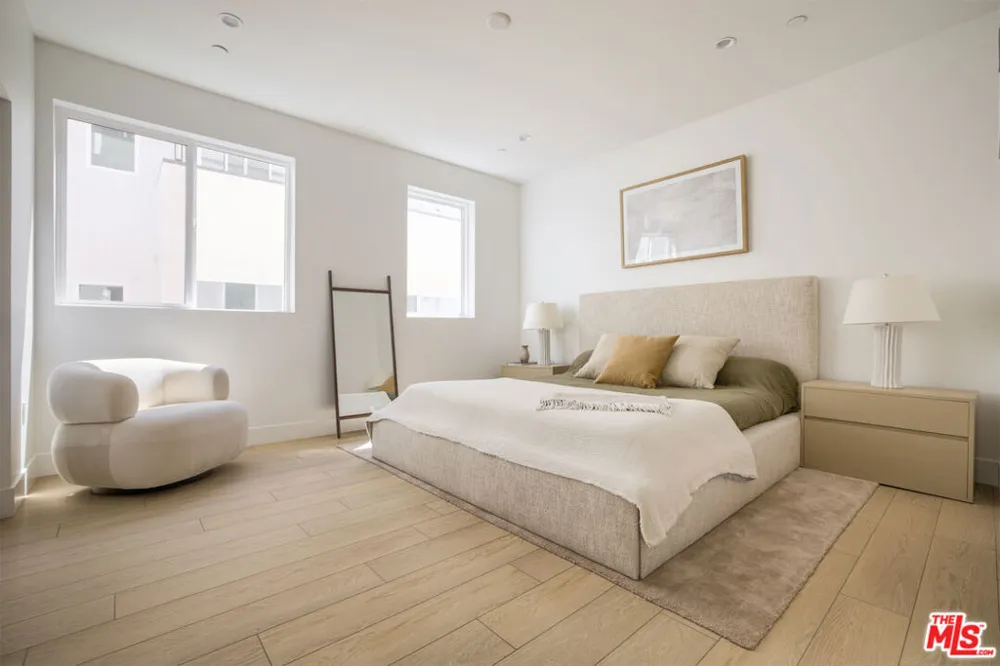11222 W Victory Boulevard #2 North Hollywood, CA 91606