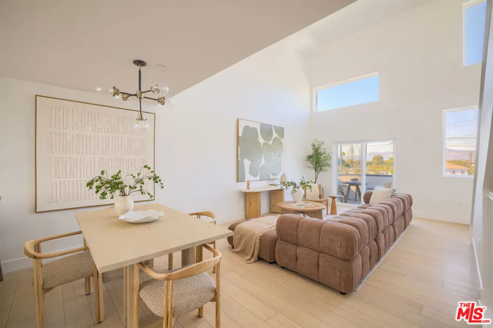11222 W Victory Boulevard #2 North Hollywood, CA 91606