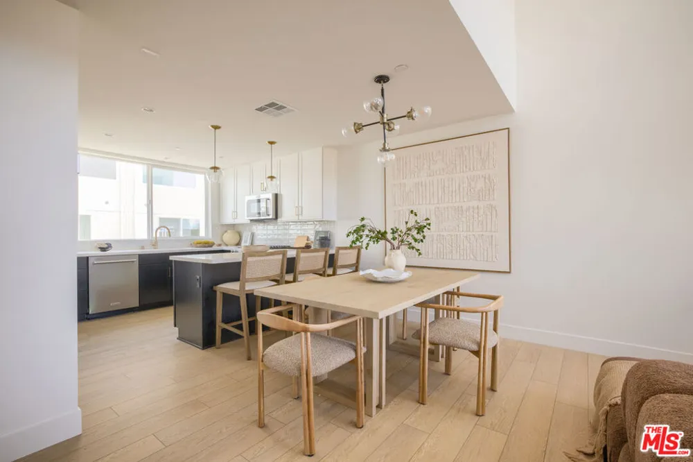 11222 W Victory Boulevard #2 North Hollywood, CA 91606