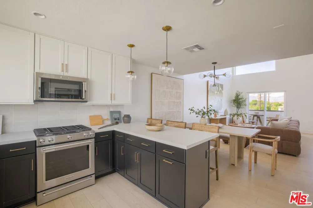 11222 W Victory Boulevard #2 North Hollywood, CA 91606