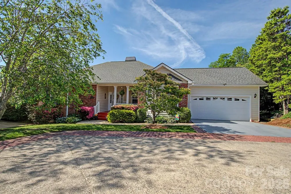 606 Carriage Commons Drive Hendersonville, NC 28791