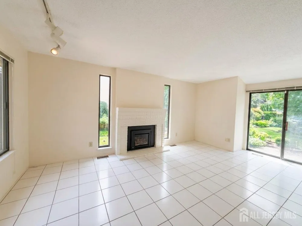 83 Sayre Drive Plainsboro, NJ 08540