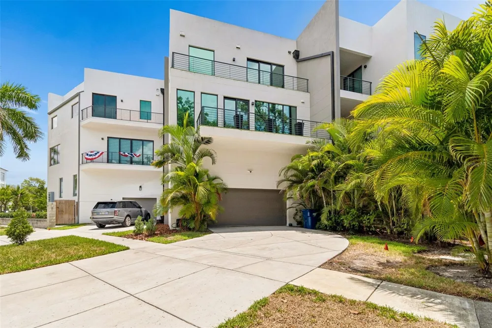 94 W DAVIS BLVD. Tampa, FL 33606