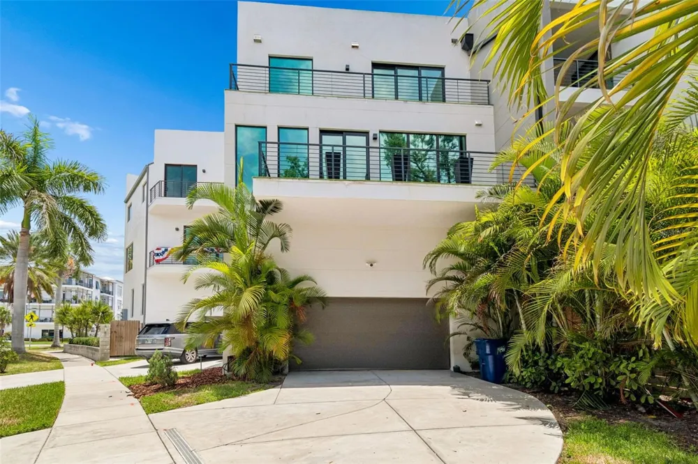 94 W DAVIS BLVD. Tampa, FL 33606