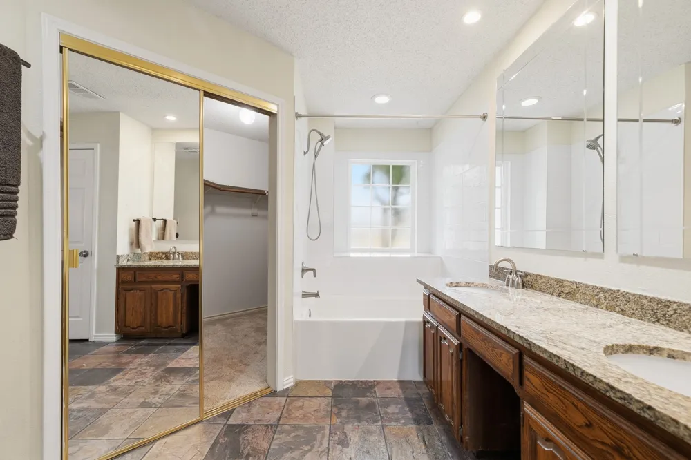 2927 S Bend Drive Dallas, TX 75229