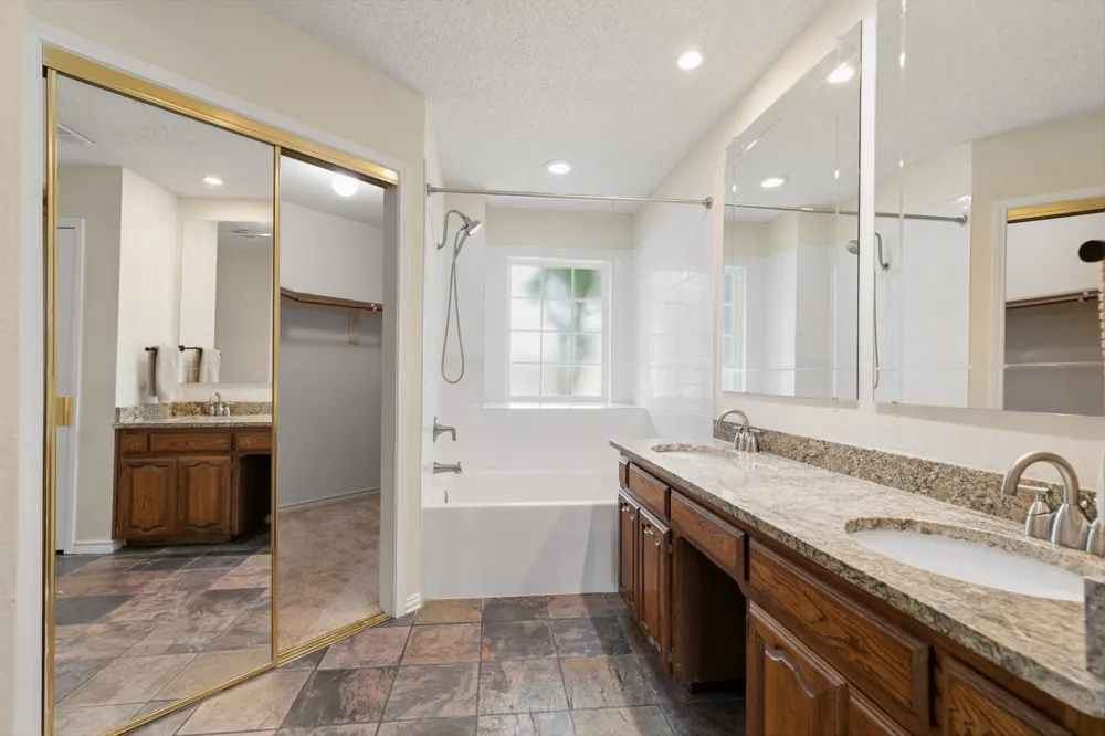 2927 S Bend Drive Dallas, TX 75229